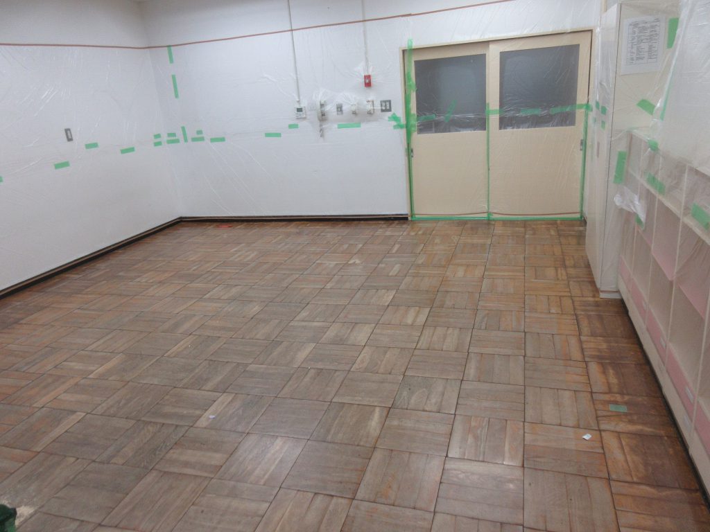 画像：保育室床塗装 施工前